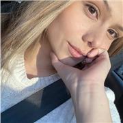 Profesora de sociales que imparte clases a niños de todas las edades